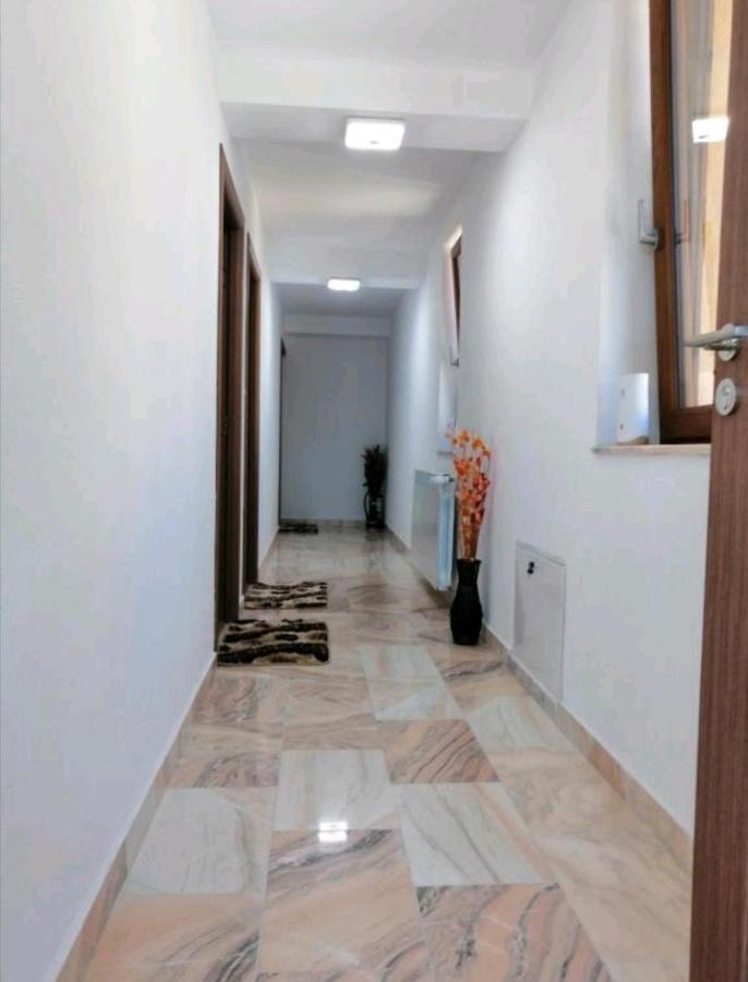 Casa Gabi'S Hotel Orşova Buitenkant foto